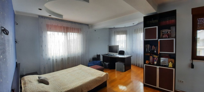 Vila superba cu piscina - 2200 mp - De vanzare - Domnesti