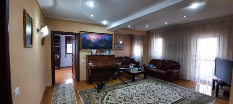 Vila superba cu piscina - 2200 mp - De vanzare - Domnesti