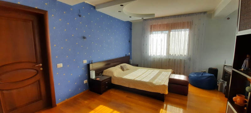 Vila superba cu piscina - 2200 mp - De vanzare - Domnesti