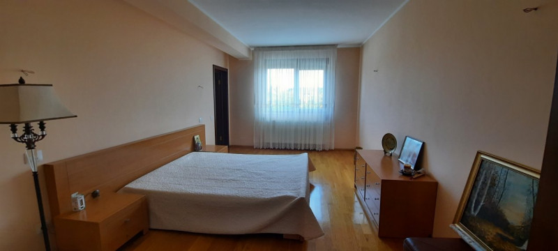 Vila superba cu piscina - 2200 mp - De vanzare - Domnesti